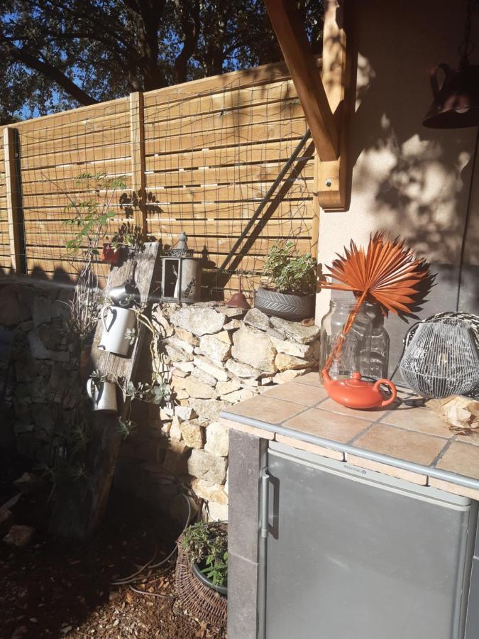 Le Calme De La Garrigue Bed & Breakfast Russan ภายนอก รูปภาพ